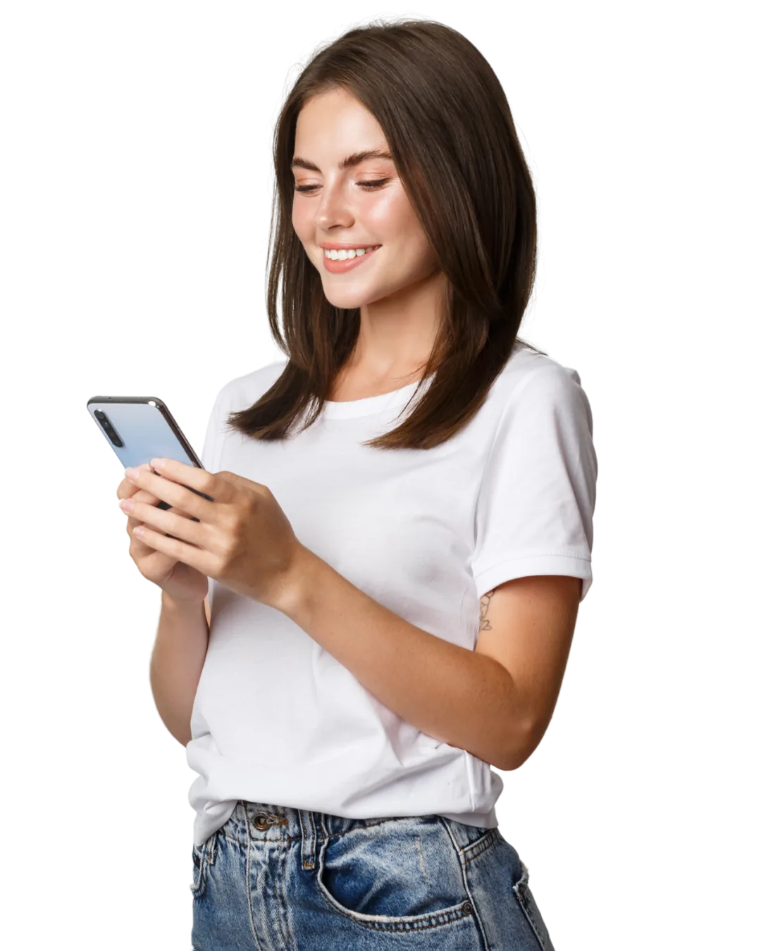 Profissional sorrindo enquanto usa o celular, representando o atendimento da Axxis